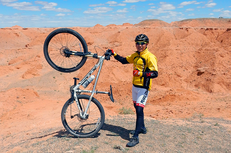 Mountain biking tour in Mongolian Gobi (Bayanzag-Flaming cliffs)